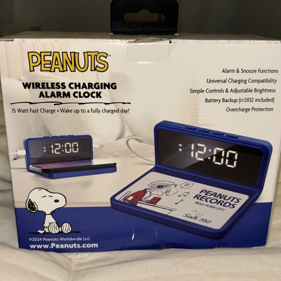 Snoopy New In Box Peanuts Wireless Charging Alarm Clock Station Charlie Brown - Picture 3 of 5